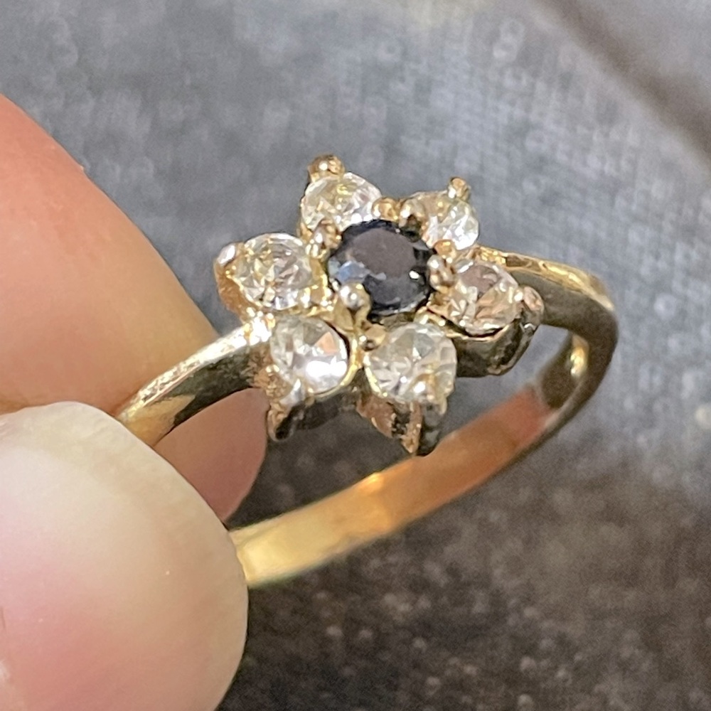 Gorgeous Vintage Flower Pattern Ring